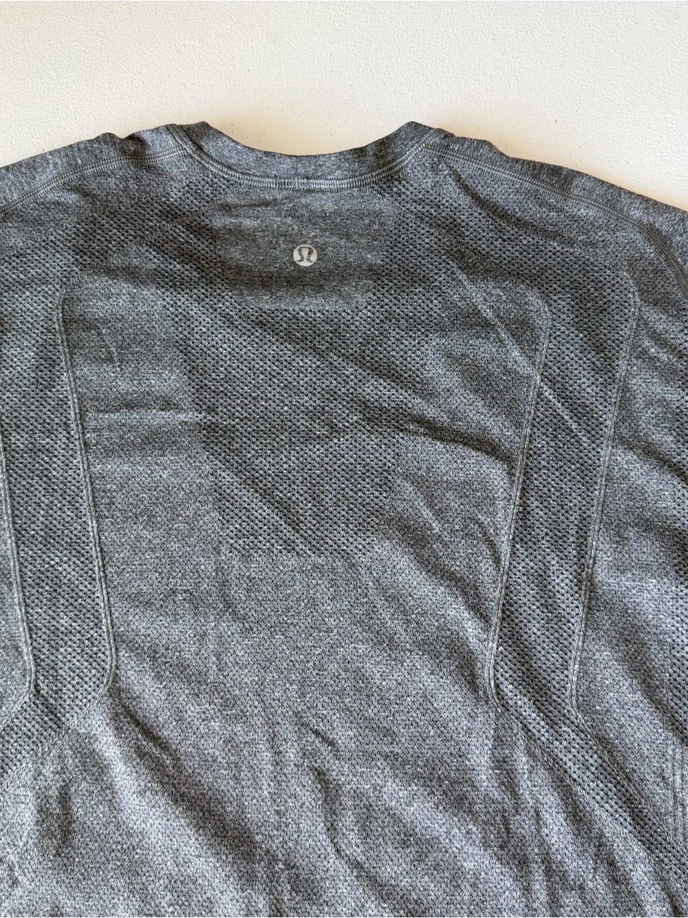 Men’s Lululemon Short Sleeve Size Medium - Picture 6 of 8